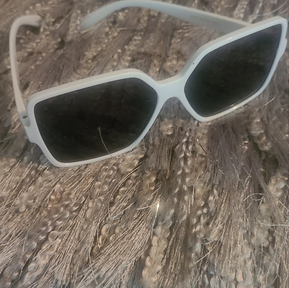 WHITE SQUARE OVERSIZED CLASSIC TRENDY VINTAGE SUNGLASSEA W GRAY LENS Hp🔥🔥